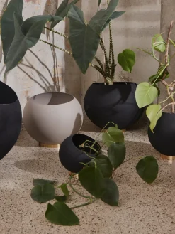 Maceteros|Jarrones></noscript>AYTM Macetero de metal Globe Negro