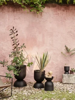 Maceteros|Maceteros De Exterior></noscript>Ferm Living Macetero Hourglass, 30 cm Negro mate