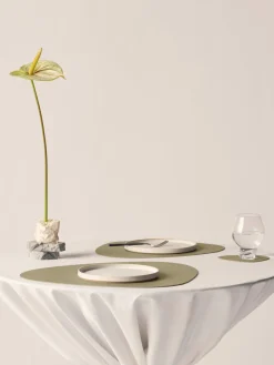 Manteles Individuales|Vajillas Completas></noscript>Lind DNA Manteles individuales asimétricos de cuero Curve, 4 uds. Greige