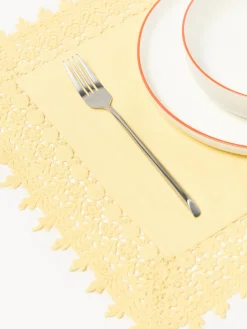 Manteles Individuales|Vajillas Completas></noscript>Westwing Collection Manteles individuales con ribete de encaje Flavia, 2 uds. Amarillo claro