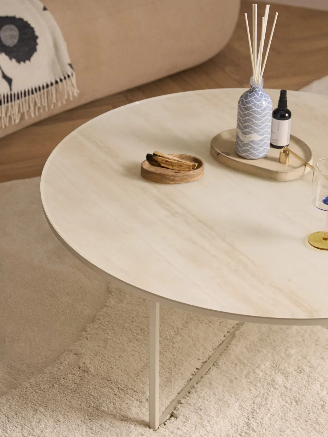 Mesas De Centro|Mesas De Centro>Westwing Collection Mesa de centro redonda grande con tablero de vidrio en aspecto mármol Antigua Aspecto mármol Off White, beige mate