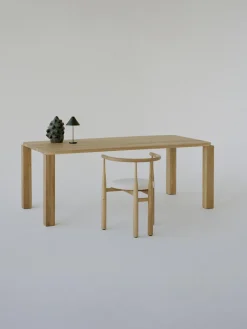 Mesas De Comedor|Mesas De Comedor></noscript>New Works Mesa de comedor de madera de roble Atlas, tamaños diferentes Madera de roble lacada en claro