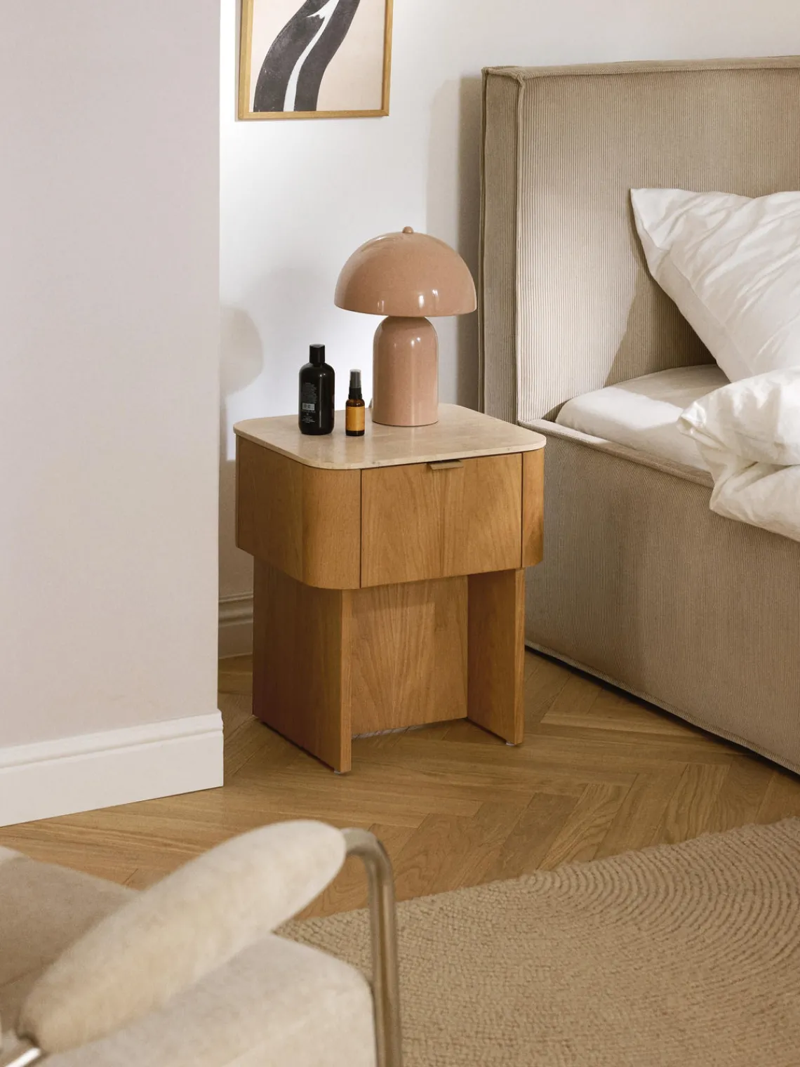 Mesitas De Noche|Mesitas De Noche>Westwing Collection Mesita de noche de madera con tablero de mármol Zumi Madera de roble, travertino tonos beige