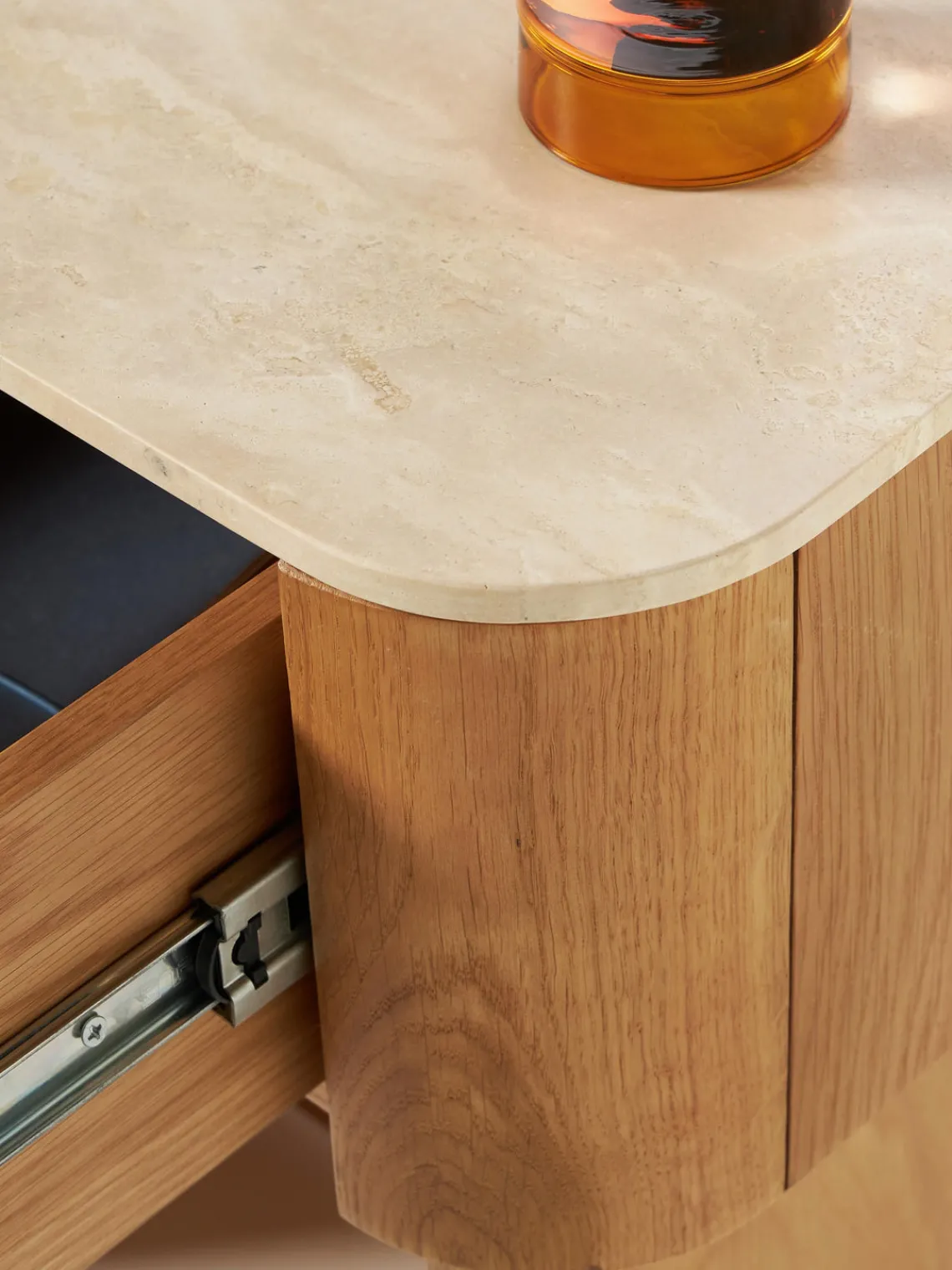 Mesitas De Noche|Mesitas De Noche>Westwing Collection Mesita de noche de madera con tablero de mármol Zumi Madera de roble, travertino tonos beige