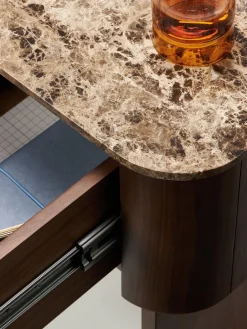 Mesitas De Noche|Mesitas De Noche></noscript>Westwing Collection Mesita de noche de madera con tablero de mármol Zumi Madera de nogal lacada, mármol marrón