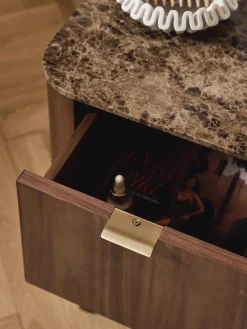 Mesitas De Noche|Mesitas De Noche></noscript>Westwing Collection Mesita de noche de madera con tablero de mármol Zumi Madera de nogal lacada, mármol marrón