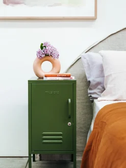Armarios Infantiles|Mesitas De Noche></noscript>Mustard Made Mesita de noche de metal The Shorty, apertura de puerta izquierda o derecha Verde oscuro