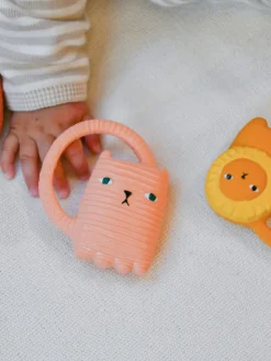 Juguetes Para Bebés|Juguetes Para Bebés></noscript>Oli & Carol Mordedor artesanal para bebé Oli&Carol x Donna Wilson