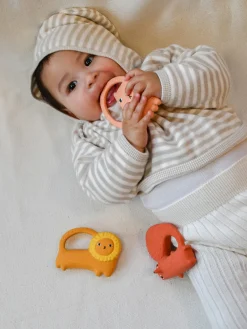 Juguetes Para Bebés|Juguetes Para Bebés></noscript>Oli & Carol Mordedor artesanal para bebé Oli&Carol x Donna Wilson