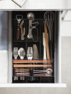 Almacenaje De Cocina>Yamazaki Organizador de cubiertos de cocina extensible Tower Negro mate transparente