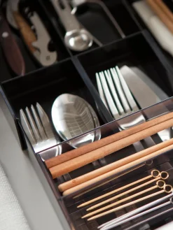 Almacenaje De Cocina></noscript>Yamazaki Organizador de cubiertos de cocina extensible Tower Negro mate transparente