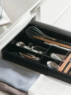 Almacenaje De Cocina></noscript>Yamazaki Organizador de cubiertos de cocina extensible Tower Negro mate transparente