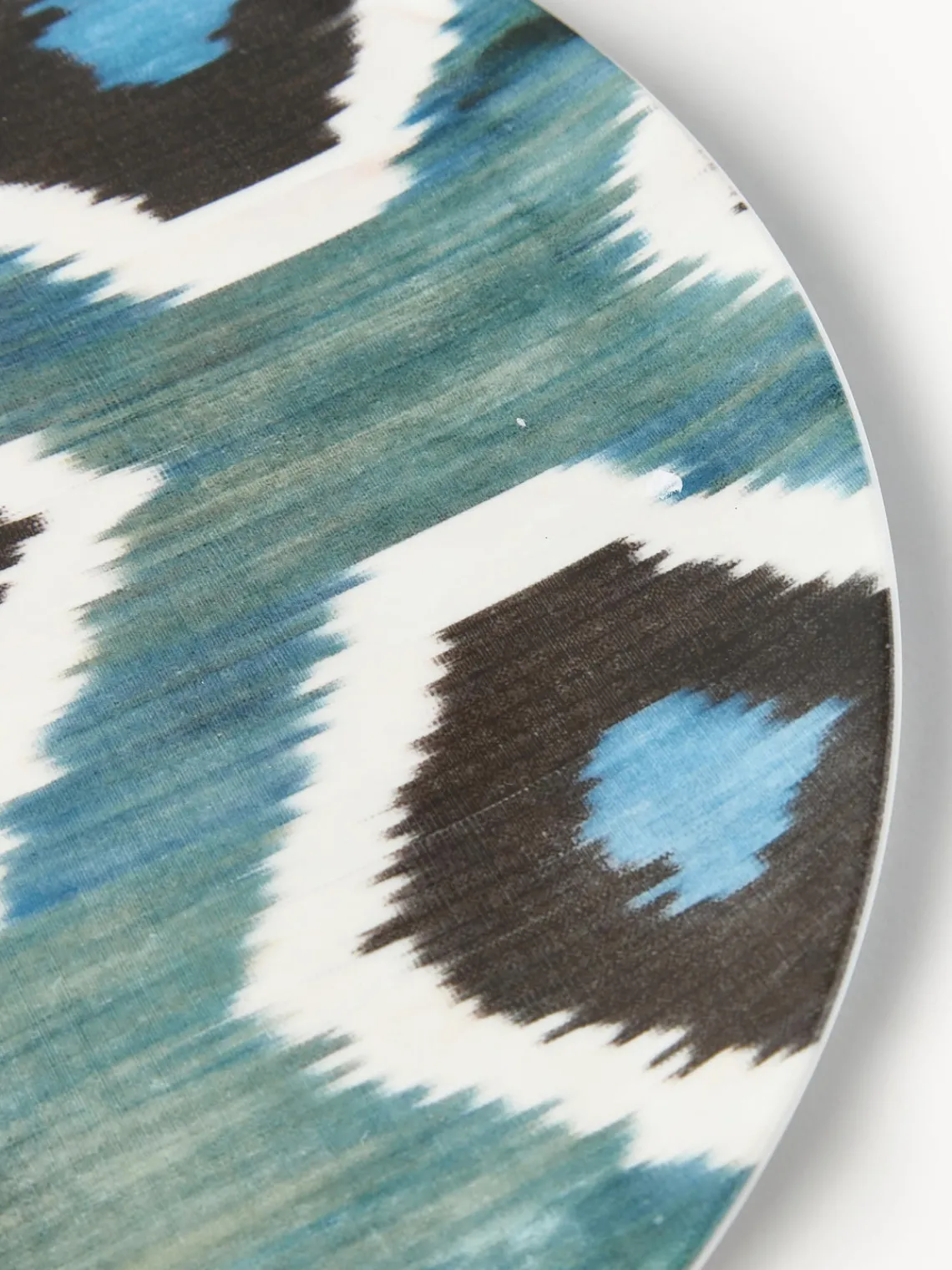 Platos Llanos|Vajillas Completas>Les Ottomans Plato llano artesanal de porcelana Ikat Azul petróleo, negro, blanco