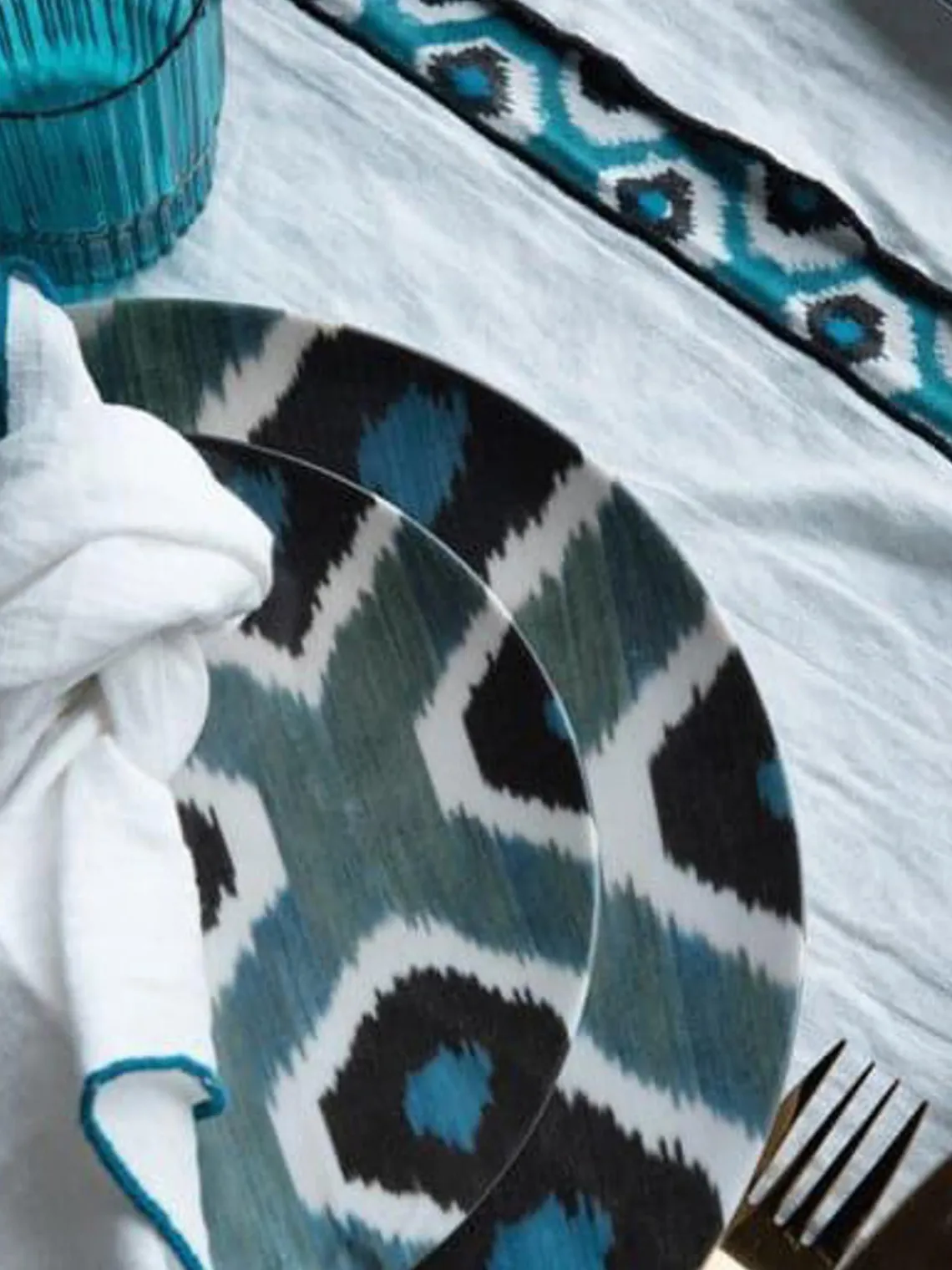 Platos Llanos|Vajillas Completas>Les Ottomans Plato llano artesanal de porcelana Ikat Azul petróleo, negro, blanco