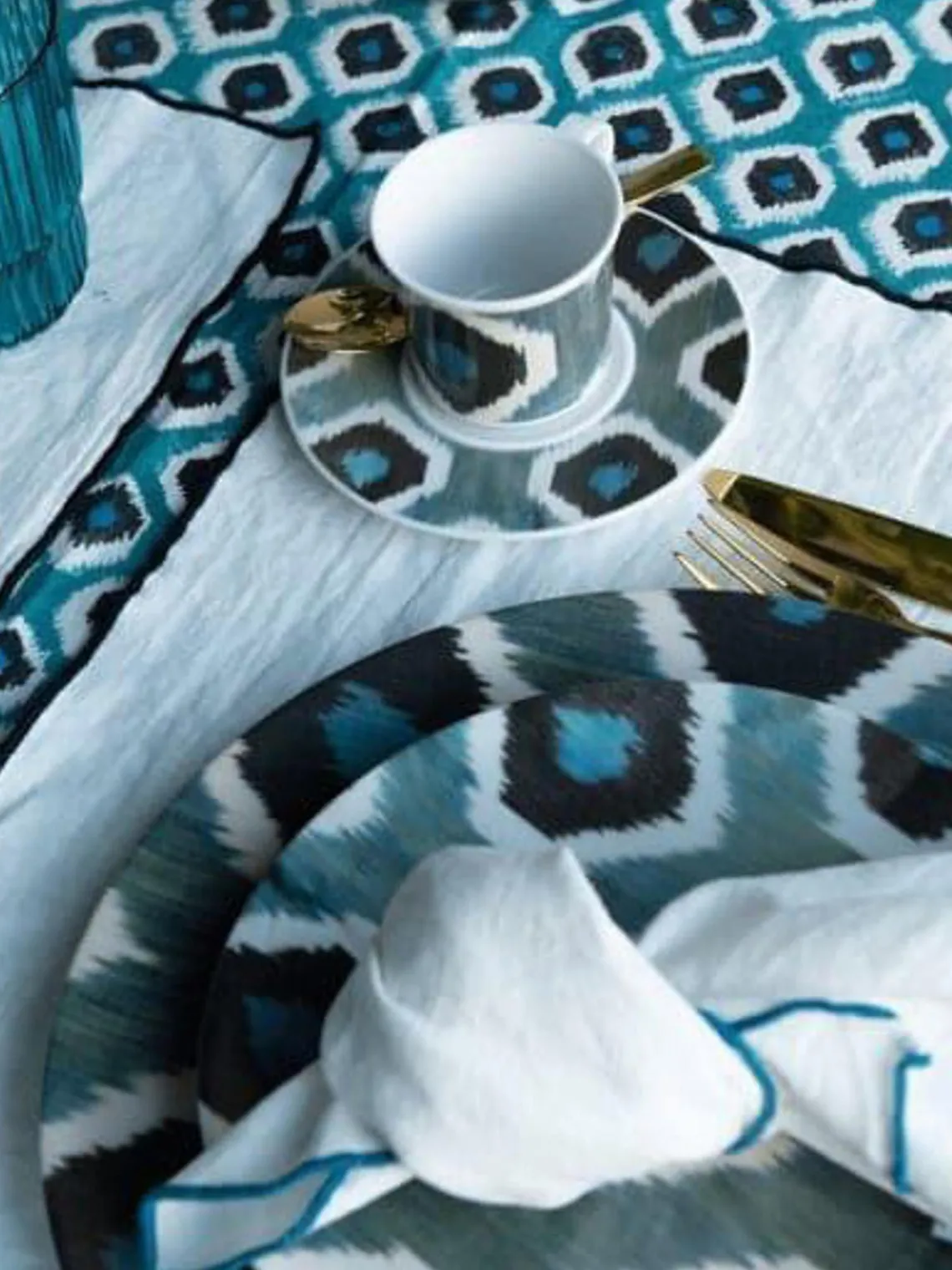 Platos Llanos|Vajillas Completas>Les Ottomans Plato llano artesanal de porcelana Ikat Azul petróleo, negro, blanco