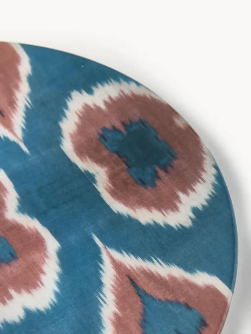 Platos Llanos|Vajillas Completas>Les Ottomans Plato llano artesanal de porcelana Ikat Azul, rojo óxido, blanco