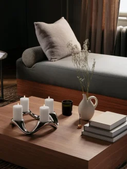 Portavelas|Jarrones></noscript>GEORG JENSEN Portavela de acero inoxidable con forma orgánica Cobra