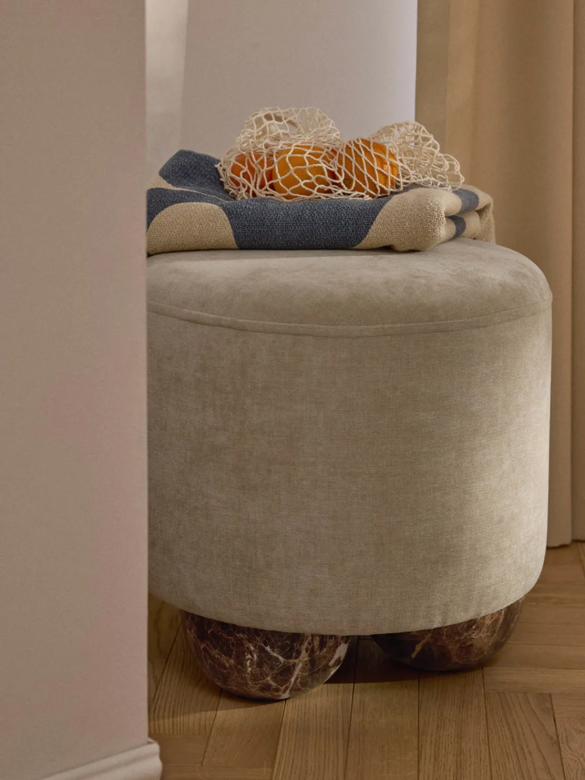 Pufs Y Otomanos|Pufs Y Otomanos>Westwing Collection Puf reposapiés tapizado con patas de bola de mármol Lino Tejido beige, marrón claro en aspecto de mármol