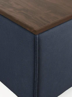 Reposapiés|Sofás></noscript>Westwing Collection Reposapiés puf con espacio de almacenamiento Lennon Tejido azul oscuro, madera de roble oscura