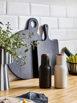 Molinillos De Especias|Molinillos De Especias>Audo Copenhagen Salero y pimentero con tapa de nogal Bottle Grinder, 2 uds. Blanco, gris oscuro, madera de nogal