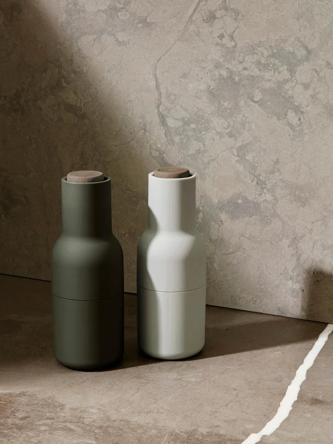 Molinillos De Especias|Molinillos De Especias>Audo Copenhagen Salero y pimentero con tapa de nogal Bottle Grinder, 2 uds. Blanco Off White, verde oliva, madera de nogal