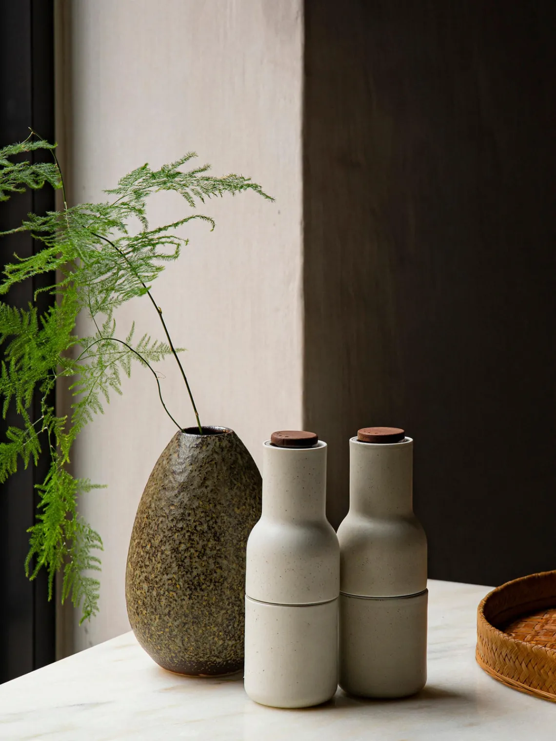 Molinillos De Especias|Molinillos De Especias>Audo Copenhagen Salero y pimentero con tapa de nogal Bottle Grinder, 2 uds. Blanco Off White, verde oliva, madera de nogal