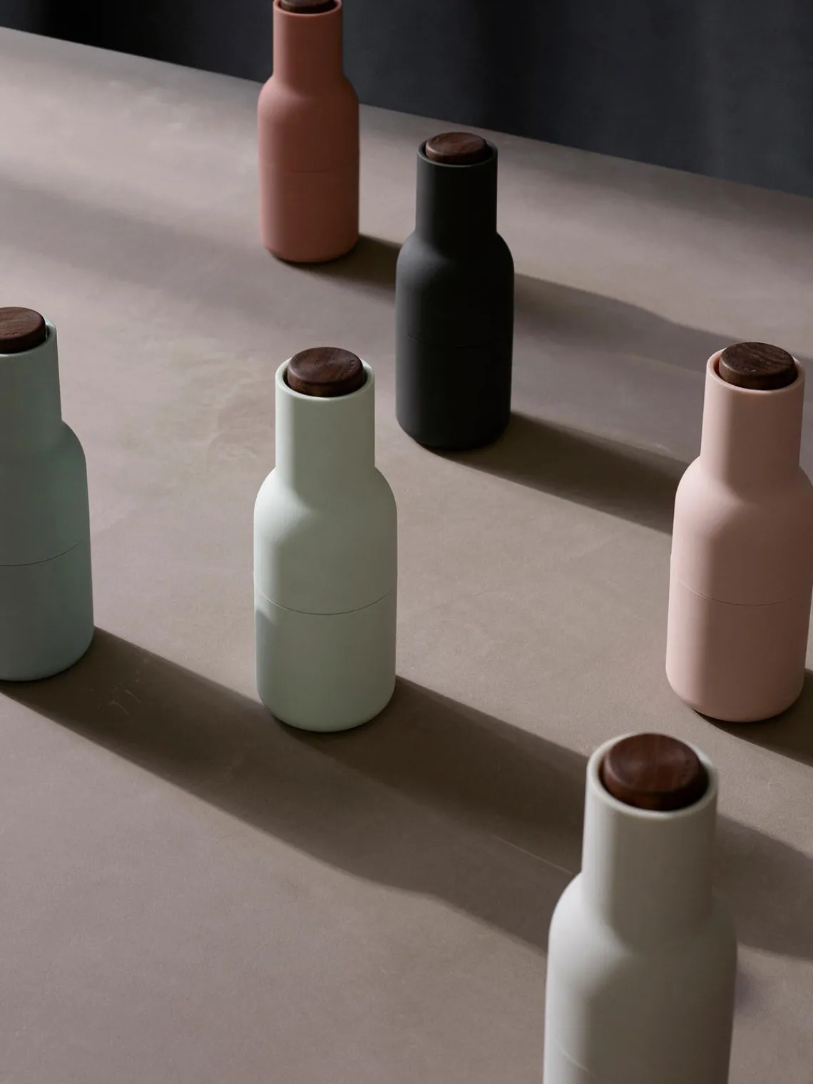 Molinillos De Especias|Molinillos De Especias>Audo Copenhagen Salero y pimentero con tapa de nogal Bottle Grinder, 2 uds. Blanco Off White, verde oliva, madera de nogal