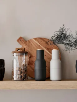 Molinillos De Especias|Molinillos De Especias></noscript>Audo Copenhagen Salero y pimentero de diseño con tapa de haya Bottle Grinder, 2 uds. Gris antracita, blanco, madera de haya