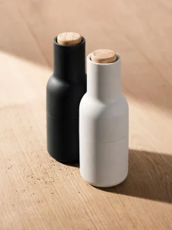 Molinillos De Especias|Molinillos De Especias></noscript>Audo Copenhagen Salero y pimentero de diseño con tapa de haya Bottle Grinder, 2 uds. Gris antracita, blanco, madera de haya
