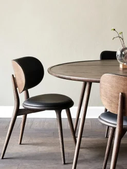 Sillas De Madera|Sillas></noscript>Mater Silla artesanal de cuero y madera Rock Cuero negro, madera de roble oscura