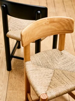 Sillas></noscript>GUBI Silla artesanal de madera de pino Daumiller Madera de pino, beige