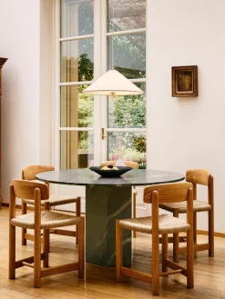 Sillas></noscript>GUBI Silla artesanal de madera de pino Daumiller Madera de pino, beige