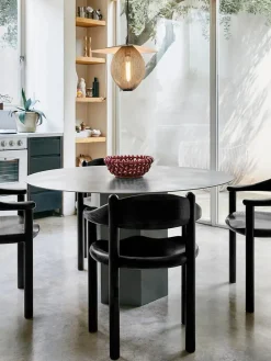 Sillas Con Reposabrazos|Sillas></noscript>GUBI Silla con reposabrazos con madera de pino Daumiller Madera de pino lacada en negro