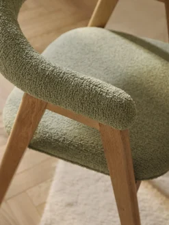 Sillas Con Reposabrazos|Sillas></noscript>Westwing Collection Silla con reposabrazos tapizada en tejido bouclé Nik Bouclé verde salvia, madera de roble barnizada