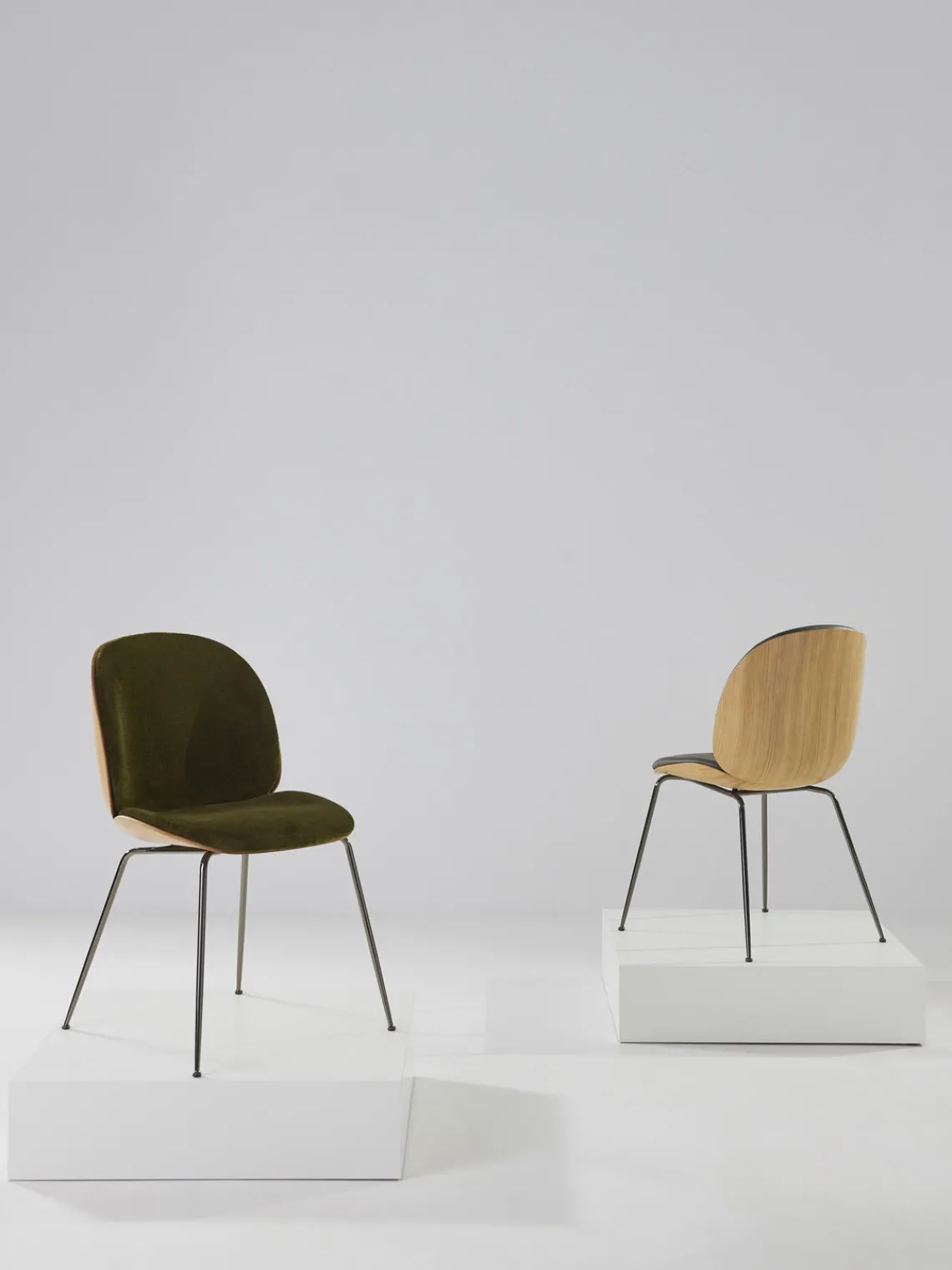 Sillas>GUBI Silla de terciopelo con asiento Beetle Terciopelo verde oliva, roble, negro brillante