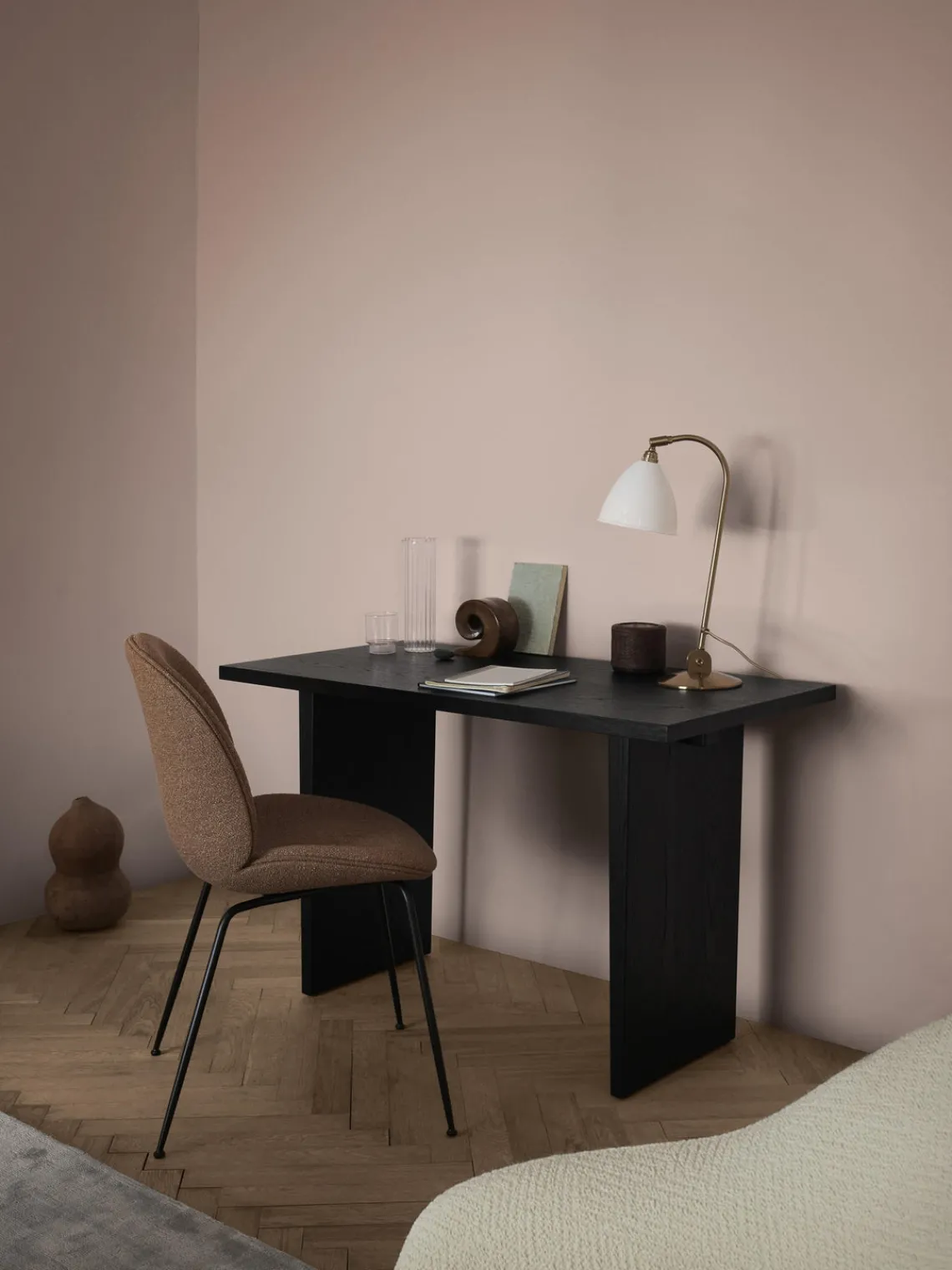 Sillas>GUBI Silla tapizada Beetle Tejido terracota, negro mate