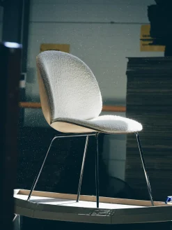 Sillas>GUBI Silla tapizada en tejido bouclé con asiento Beetle Bouclé blanco, madera de roble, negro brillante