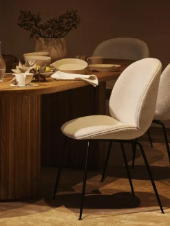 Sillas>GUBI Silla tapizada en tejido bouclé Beetle Bouclé blanco, negro mate