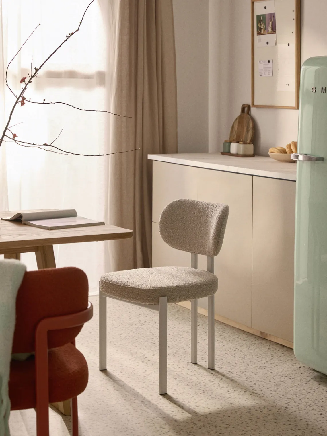 Sillas>Westwing Collection Silla tapizada en tejido bouclé Adrien Bouclé beige claro, beige claro