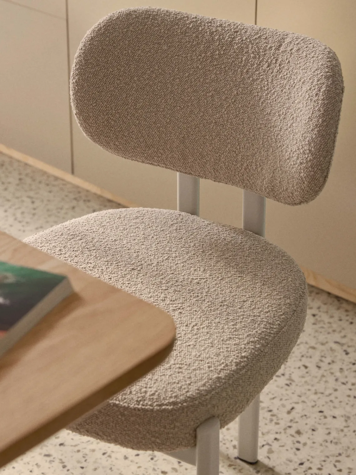 Sillas>Westwing Collection Silla tapizada en tejido bouclé Adrien Bouclé beige claro, beige claro