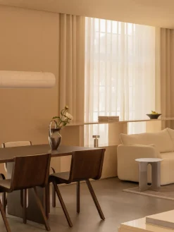 Sillas></noscript>Audo Copenhagen Silla tapizada Ready Dining Tejido blanco Off White, madera de roble oscura