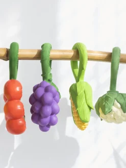 Juguetes Para Bebés|Juguetes Para Bebés></noscript>Oli & Carol Sonajero artesanal Artichoke