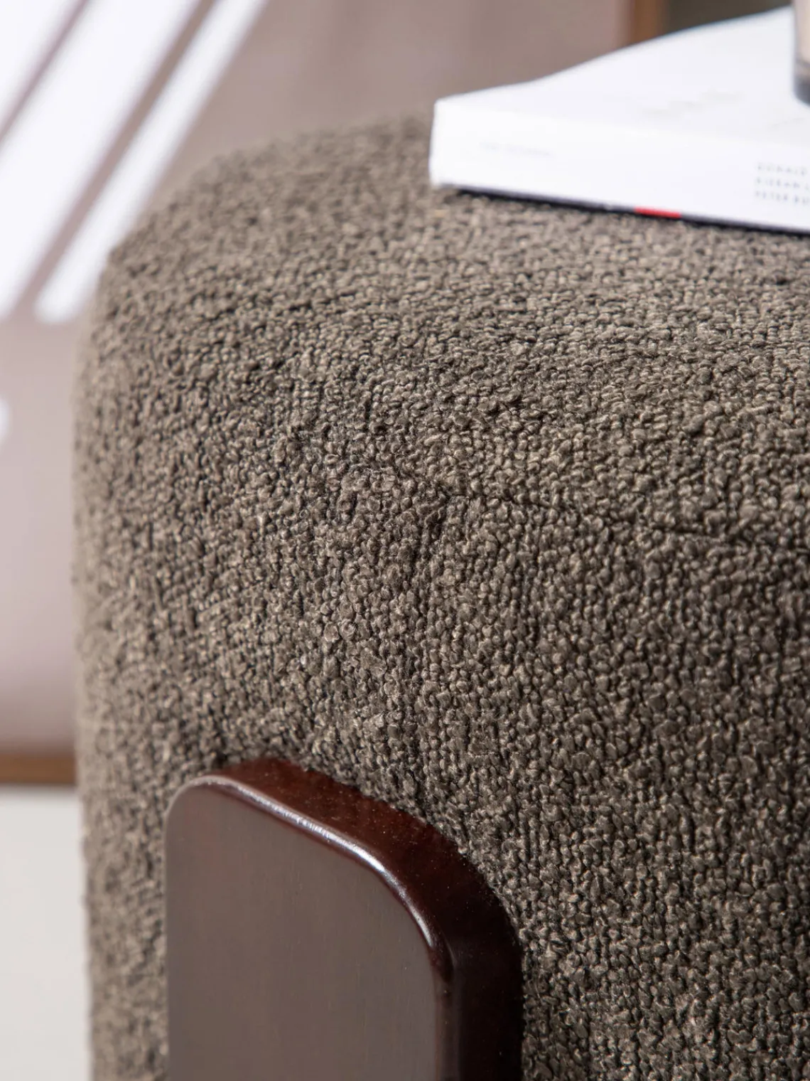 Pufs Y Otomanos|Pufs Y Otomanos>Venture Design Taburete de tejido bouclé con patas de madera Coffey Bouclé verde oliva, madera de caucho lacada en marrón oscuro