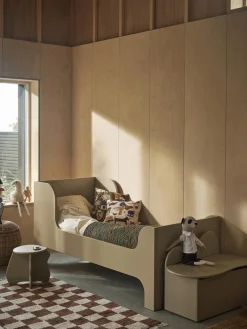 Mesas Y Sillas Infantiles|Decoración Infantil></noscript>Ferm Living Kids Taburete infantil de madera Slope