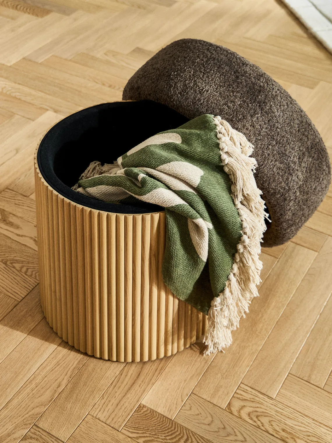 Pufs Y Otomanos|Pufs Y Otomanos>Westwing Collection Taburete tapizado en borreguillo bouclé con espacio de almacenamiento Nala Tejido borreguillo bouclé taupe, madera de fresno clara