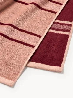 Toallas De Playa|Accesorios De Playa></noscript>Westwing Collection Toalla de playa a rayas Torres Rojo vino, rosa palo
