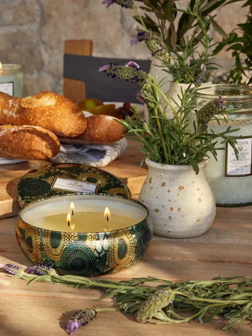 Velas Perfumadas|Jarrones>Voluspa Vela perfumada artesanal de tres mechas Japonica Collection (madera de cacao, verbena y lavanda) Madera de cedro francés, verbena y lavanda búlgara