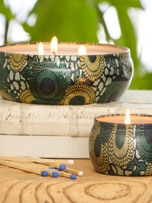 Velas Perfumadas|Jarrones>Voluspa Vela perfumada artesanal de tres mechas Japonica Collection (madera de cacao, verbena y lavanda) Madera de cedro francés, verbena y lavanda búlgara
